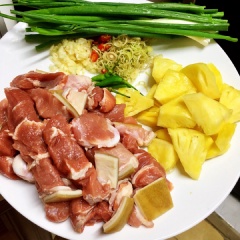 Rửa sơ thịt bê dưới vòi nước, cắt thành từng miếng vuông vừa ăn. Chuẩn bị các nguyên liệu còn lại