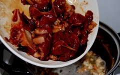 Phi thơm tỏi băm với 2 muỗng canh dầu ăn, cho thịt ba chỉ vào, xào chín.