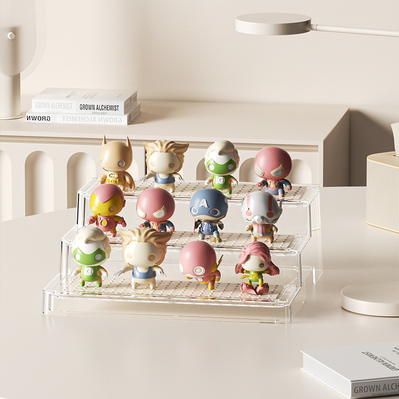 Expandable step shelf made of plastic