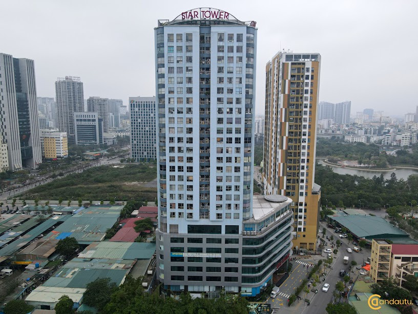 <p>Star Tower Yên Hòa được chủ đầu tư xây dựng trên khu đất có diện tích 3.465m2 với mật độ xây dựng 49,35%. Dự án gồm 1 tòa nhà 25 tầng và 2 tầng hầm. Trong đó:</p>
<ul>
<li>Tầng hầm: 2 tầng bãi đỗ xe cho cư dân.</li>
<li>Tầng 1 - 6: Tầng văn phòng cho thuê hạng B.</li>
<li>Tầng 7:  Khu tiện ích với phòng gym, hồ bơi, sauna, jacuzzi, nhà hàng, quán bar - cà phê…</li>
<li>Tầng 8 - 24: Tầng căn hộ cao cấp.</li>
<li>Tầng 25: Tầng căn hộ Penthouse.</li>
</ul>