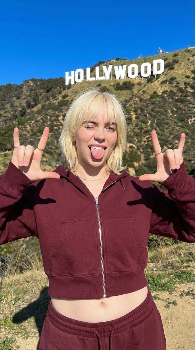 Mujer de Hollywood Hills Fitness en una pose juguetona