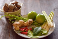 Rau muống rửa sạch cắt khúc ngắn vừa ăn, sả cắt đôi, phần gôc đập dập, phần ngọn băm nhuyễn. Củ riềng rửa sach gọt vỏ, cắt lát mỏng, ớt một phân băm nhuyễn, một phần cắt đôi