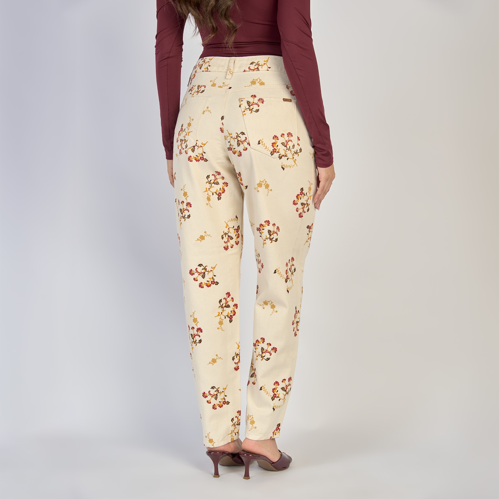 Jean dama mom fit tiro alto rígido con estampado floral, color Crudo - Vista 6