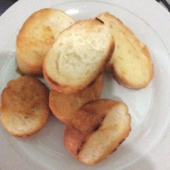 Làm nóng chảo. Áp chảo với bánh mì cho bánh mì nóng, giòn lên.