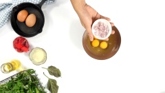 Cách làm trứng ngải cứu: Chuẩn bị một chiếc bát sạch, đập 4 quả trứng gà vào bát, cho vào 10gr hành tím băm, 5gr hạt nêm và 2gr tiêu xay cùng lá ngải cứu đã băm vào rồi đánh đều cho trứng tan và hỗn hợp hòa quyện.