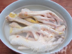 Chân gà chặt bớt móng nhọn, rửa sạch từng chiếc một với nước muối.
