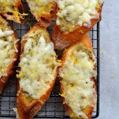 Bánh mì nướng phô mai vỏ chanh thơm lừng với lớp phô mai béo ngậy cùng lớp trái olive xay đậm vị và vỏ chanh thơm lừng cực hấp dẫn. Bạn hãy thử làm ngay món này cho bữa sáng nhé, đảm bảo rất ngon đấy.