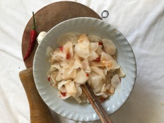 Cho toàn bộ gia vị đã giã nhuyên vào ướp với củ cải. Cho vào ngăn mát tủ lạnh từ 3-4 tiếng là củ cải thấm gia vị và có thể dùng được. Dùng trong 1-2 ngày. Nếu bảo quản ở nhiệt độ thường thì khoảnh 1-2 tiếng là có thể dùng được.