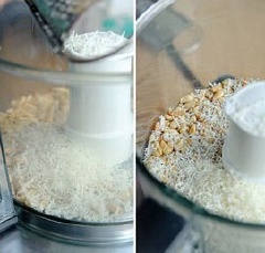 Cho phô mai đã cắt nhuyễn, đậu phộng, húng quế, dầu ăn, tỏi băm vào máy xay. Xay nhuyễn tất cả trong 2-3 phút thì tắt máy là đã hoàn thành xong phần nước sốt.