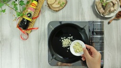 Bắc chảo lên bếp, cho vào 2 muỗng canh dầu ăn, đợi dầu nóng thì cho tỏi băm và gừng băm vào phi thơm. Tiếp theo nêm 5 muỗng canh nước tương và 2 muỗng canh dầu hào vào chảo.