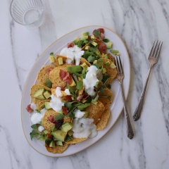 Cho bánh snack khoai tây ra đĩa, rải đều rau mầm, trái bơ và thịt xông khói. Sau đó rưới vào sốt sữa chua vừa pha. Khi ăn trộn đều lên nhé! Món salad bơ thịt xông khói với snack khoai tây giòn béo, chua chua hấp dẫn, dùng làm món ăn khai vị rất tuyệt.