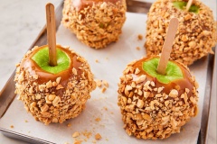 Để làm được món kẹo caramel ngon thì việc chọn được những quả táo ngon là rất quan trọng. Bạn phải chọn loại táo đá tuyệt đối không dùng táo bở nhé. Bạn chọn những quả táo có màu đỏ đẹp pha một chút xanh đều được, vỏ táo bóng loáng không có vết, không bầm dập, khi dí ngón tay vào thì không bị mềm mà cứng, có mùi thơm mát như vậy là táo ngon và đạt tiêu chuẩn.