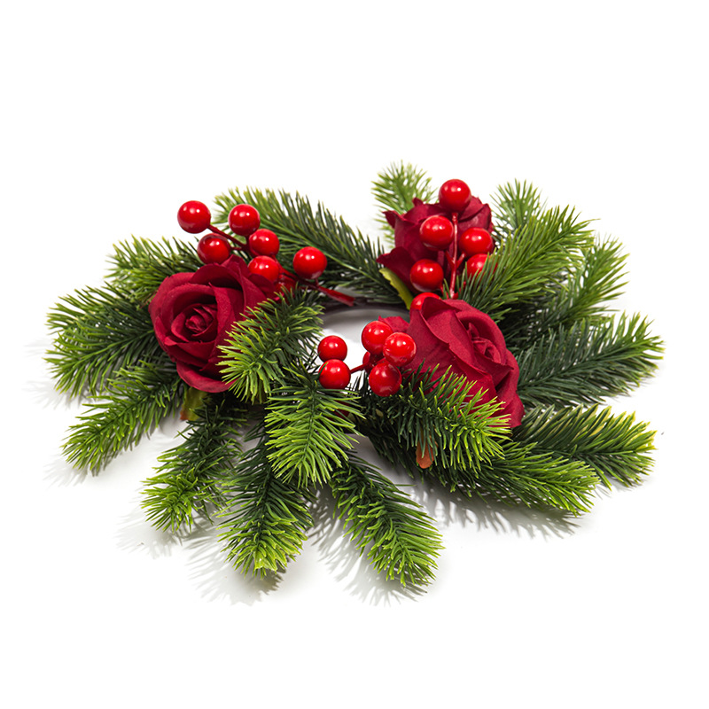 Weihnachtlicher Kerzenkranz mit Tannennadeln und Beeren