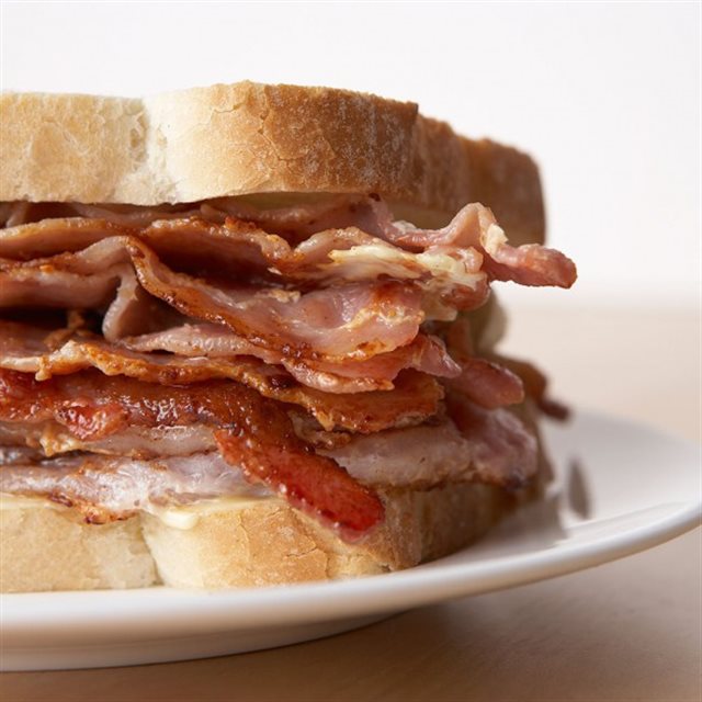 Bánh Mì Kẹp Thịt Xông Khói Nướng