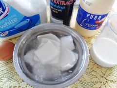 Nước dừa tươi, nước cốt dừa, lá dứa cho vào nồi nấu sôi là tắt bếp để nguội.