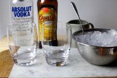 Cho đá viên vào 1/2 ly rồi thêm 45ml nước cà phê vào. Sau đó nhẹ nhàng rót tiếp 60ml rượu vodka, 30ml sữa tươi.