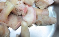 Cắt bắp bò theo chiều ngang thành miếng, dày khoảng 0,7 - 1cm. Gân bò cắt thành miếng to.
