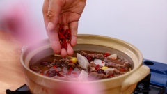Khi bò và các loại củ quả đã chín mềm, cho vào 1/2 muỗng canh hạt nêm xương hầm rau củ VEDAN, 1 muỗng canh tương cà. Cho vào nồi hỗn hợp nước bột năng (1 muỗng canh bột năng + 2 muỗng canh nước lọc) và 15gr kỷ tử (ngâm nở). Khuấy đều rồi nấu thêm 5 phút nữa thì tắt bếp.
