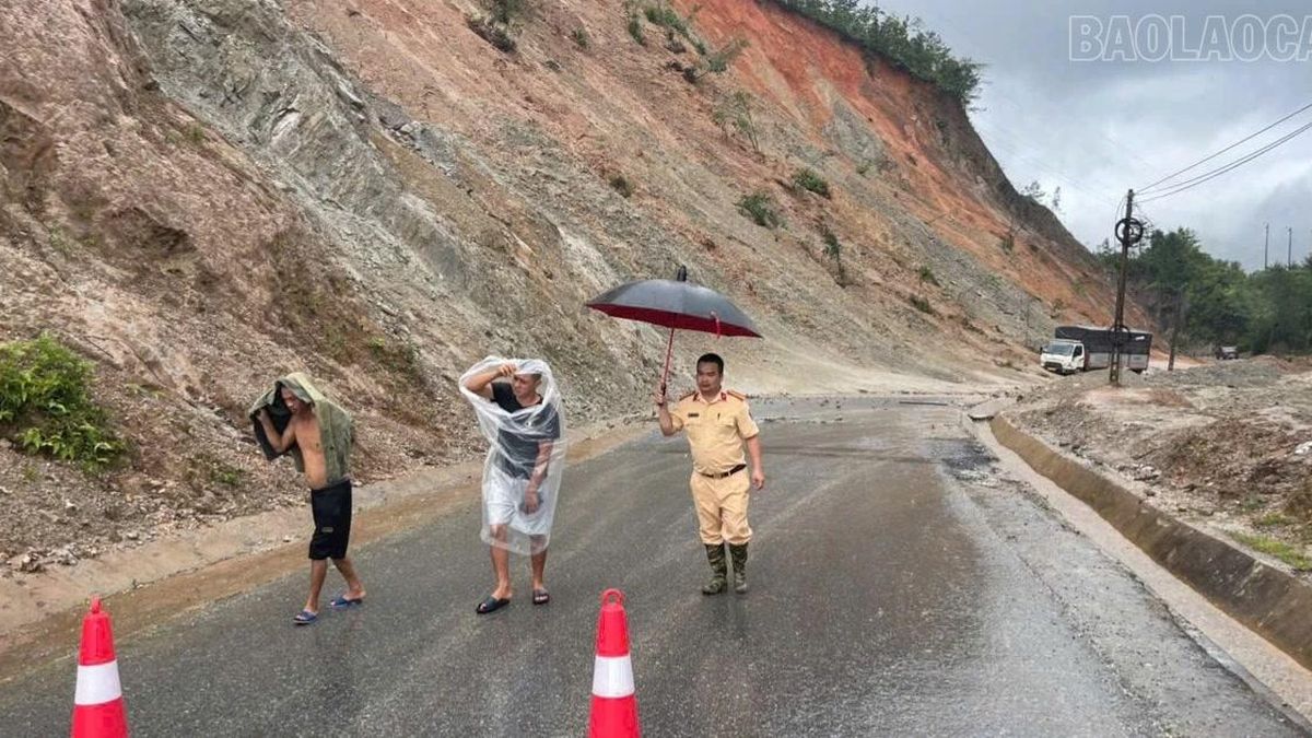Công an tỉnh Lào Cai kịp thời đưa 2 tài xế rời khỏi khu vực có nguy cơ sạt lở cao - Báo Lào Cai