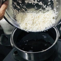 Nấu đậu sôi một dạo cho nở bung đậu và thơm lên, cho nếp vào nhưng không đảo trộn gì ở nước này, cứ thế đậy nắp nồi nấu đến khi sôi thì mang chắt nước xong đậy nắp nấu tiếp lửa nhỏ cho nở đậu và nếp thành xôi.