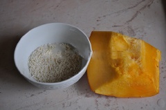 Chuẩn bị nguyên liệu. Bí đỏ gọt vỏ, rửa sạch, cắt lát mỏng.