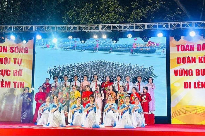 Dấu ấn 'Âm vang ngày hội non sông' tại phường Yên Hòa - Đài Phát thanh và truyền hình Hà Nội