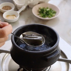 Cho 1.5 chén nước và tảo bẹ và mắm tép vào nồi, đun sôi 2-3 phút thì vớt tảo và mắm tép ra.