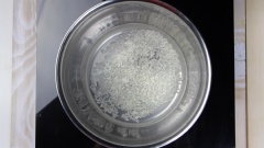 Cho gạo vào nồi, thêm 200ml nước, đun nhỏ lửa. Đảo đều tay để tránh gạo không bị dính vào đáy nồi.
