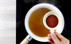 Làm nước mắm kiểu Thái: cho vào nồi 100ml nước cùng với 5 muỗng canh đường, nấu cho đường tan và nước sôi lên. Thêm 4 muỗng canh nước cốt me, 4 muỗng canh nước mắm ngon, 2 muỗng canh ớt bột. Nếu muốn có màu đẹp mắt thì bạn cho ớt bột Hàn Quốc như mình, còn không thì bạn dùng ớt bột bình thường cũng được nhé! Nhưng ớt bột Việt Nam hơi cay nên nếu không ăn cay được bạn nhớ giảm bớt lượng ớt bột xuống. Chờ cho hỗn hợp sôi lại, bạn hạ lửa nhỏ nấu tiếp tục 3 phút nữa cho nước mắm hơi kẹo lại là được.