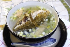 Múc canh ra tô và thưởng thức.