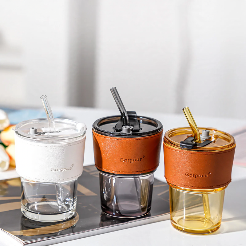 Trinkbecher aus Glas mit Trinkhalm