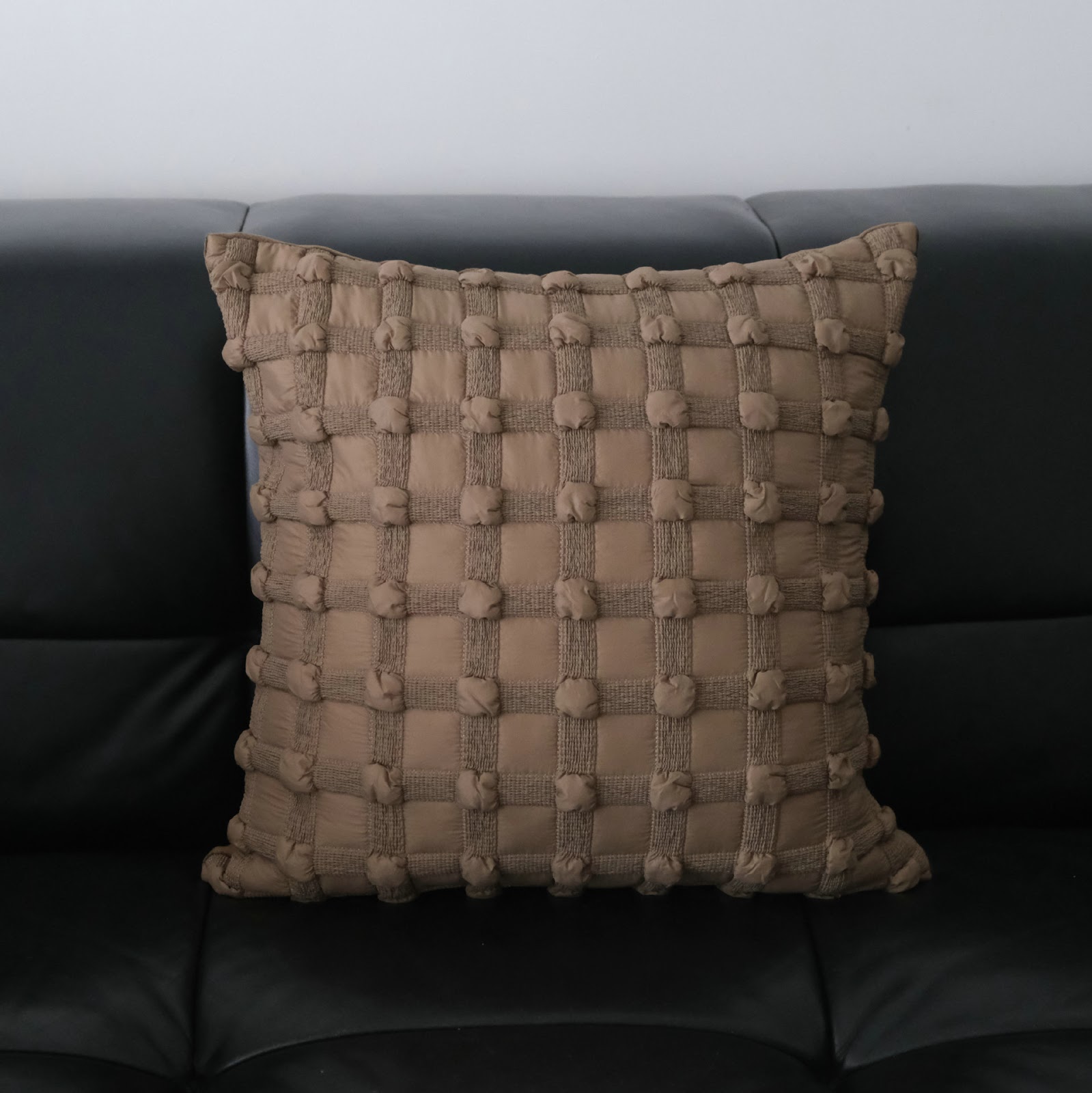 Decorative pillow with knitted cover, 30–50 cm