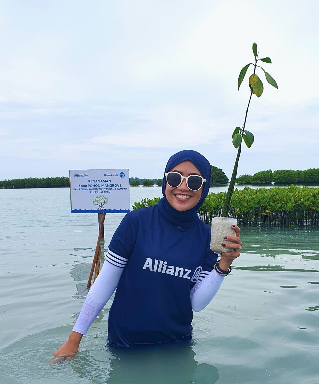 Collaboration between Allianz Indonesia and CarbonEthics in a CSR program for mangrove planting during the World Cleanup Day 2021 event.