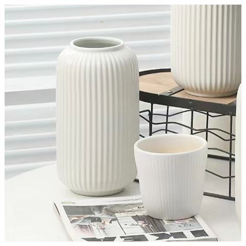 Keramikblumenvase mit Rillen, modern, Weiß