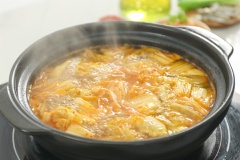 Bắc nồi lên bếp, phi thơm 10gr hành boa rô, cho 200gr kim chi vào đảo đều, cho nước dùng đã lọc vào nồi, nấu sôi. Kế đến cho 1/2 hỗn hợp sốt vào nồi nước dùng, 12 lượng sốt còn lại trộn với mè rang để làm nước chấm.