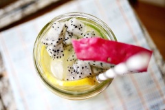 Khi uống, bạn chuẩn bị sẵn một ly có đá, cho nước cốt chanh, rượu whiskey, rượu Triple sec và siro đường đã nấu ở trên vào, khuấy tan, trang trí thêm thanh long và thanh thái lát tùy thích cho xinh nhé.