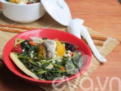 Múc trứng hầm rô tô và thưởng thức.