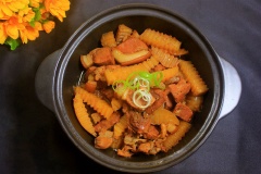 Đun thịt cho đến khi nước thịt cạn bớt, sánh lại và các nguyên liệu chín mềm là được.