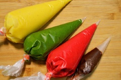 Chia hỗn hợp làm 4 phần: Phần màu vàng giữ nguyên. Phần xanh lá thì cho bột mastcha. Phần màu nâu thì cho bột cacao. Phần màu đỏ thì nhỏ vào 1 giọt màu đỏ thực phẩm. Cho riêng các phần vào trong túi bóp kem.