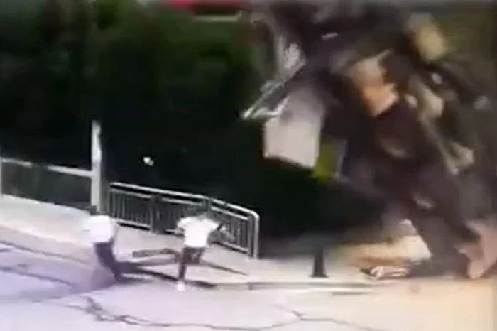 Cần cẩu đổ sập giữa cầu, tài xế mở cửa lao ra ngoài trong tích tắc - Tạp chí Doanh Nghiệp Việt Nam