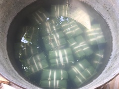 Cách nấu bánh chưng xanh đúng cách: Xếp phần cuống, lá dong còn dư vào đáy nồi. Cho bánh vào, đổ ngập nước, đậy kín nắp, nấu bánh khoảng 10 giờ là bánh chín.