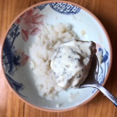 Cho củ mài luộc chín ra tô lớn, dùng muỗng nghiền mịn. Sau đó thêm vào lượng sốt mayonnaise phù hợp với khẩu vị, dùng tay nhồi và trộn đều hỗn hợp. Vê thành những viên tròn như viên trôi nước.