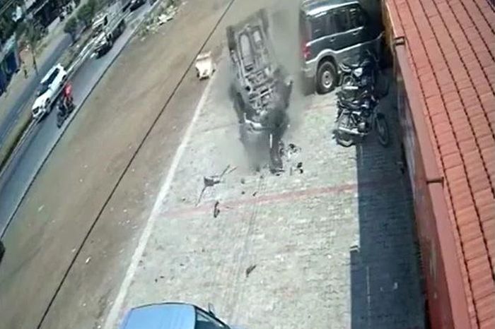 Ô tô lao như tên bắn rồi lật ngửa giữa đường, 4 người thoát nạn khó tin - Tạp chí Doanh Nghiệp Việt Nam