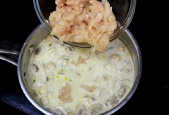 Sau đó thả thịt gà và bún khô vào nồi canh. Thêm nốt phần nước cốt dừa còn lại để giữ nguyên hương vị của nước cốt dừa. Đun sôi lại trong khoảng 3 phút.