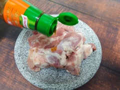 Để sườn ra dĩa và hấp cách thủy trong vòng 30 phút, sau đó lấy ra rắc đều cà rốt đã thái sợi lên cùng xốt tiêu đen đã chuẩn bị. Tiếp tục bỏ vào nồi và hấp thêm 20 phút nữa là bạn đã có ngay món sườn hấp tiêu đen ngon cực rồi đó.