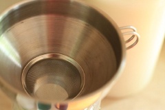 Lấy một cái âu to cho 1 lít sữa tươi không đường và 1/2 lon sữa đặc có đường vào, khuấy đều rồi cho vào lò vi sóng trong khoảng 4-5 phút. Hoặc bạn có thể cho sữa lên bếp đun nóng già cũng được.