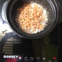 Lấy ít mỡ lúc nãy thắng ra phi tỏi và hành phi cho thơm hơi vàng lên nhé. Sau đó cho tôm khô vào đảo đều 2 phút.