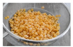 Đậu xanh ngâm nước 4 tiếng cho nở mềm rồi vo sạch, đem luộc trên lửa vừa trong 15 phút và lấy ra để nguội khoảng 15 phút, rồi nấu lại khoảng 30 phút đến khi mềm vừa. Trong khi đó, cho nước cốt dừa, sữa đặc vào tô trộn đều rồi cho bột bắp vào trộn đến khi mượt, mịn. Bột agar cho vào nước ngâm nở mềm.
