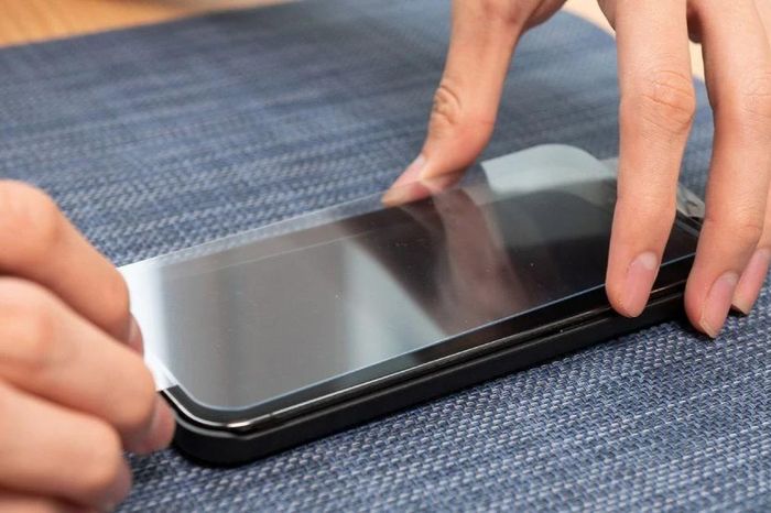 Kính cường lực smartphone còn cần thiết hay lỗi thời - Báo Tri thức &amp; Cuộc sống