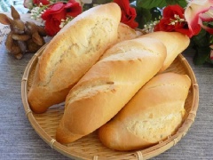 Bánh mì tươi nóng giòn thực chất chính là bánh mì ổ chúng ta hay mua ngoài chợ đấy và với cách làm cực kì đơn giản này, các mẹ có thể tự làm cho cả nhà cùng ăn rồi đó.